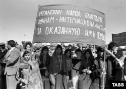 Әфган халкы совет гаскәрләрен озата, 14 октябрь 1986