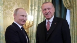 Rusiye prezidenti Vladimir Putin ve Türkiye prezidenti Recep Tayyip Erdoğan (soldan sağğa) Kremlde körüşkende, Moskva, Rusiye, 2019 senesi aprel ayı