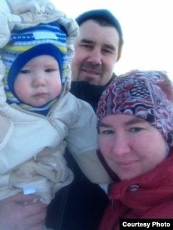 Руслан Сөнгатов, аның хатыны Наилә һәм уллары