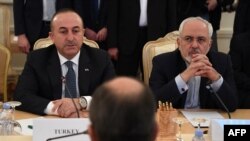Түркиянын тышкы иштер министри Мевлүт Чавушоглу менен Ирандын тышкы иштер министри Жавад Зариф.