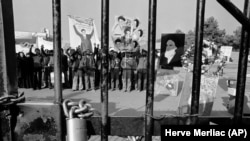 ბოქლომი თეირანში აშშ-ის საელჩოს ჭიშკარზე. 1979 წლის 27 ნოემბერს სტუდენტებმა ხელში ჩაიგდეს საელჩოს შენობა, მძევლად აიყვანეს 52 ამერიკელი და მოითხოვეს შაჰის ირანში დაბრუნება. ირანის მძევალთა კრიზისი 444 დღეს გაგრძელდა და 1981 წლის იანვარში დასრულდა.