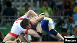 Кыз-келиндердин эркин күрөшүнөн 58 килограмм салмакта күрөшкөн кыргызстандык Айсулуу Тыныбекова менен финляндиялык Петра Оллинин чейрек финалдагы таймашы. 17-август, 2016-ж.