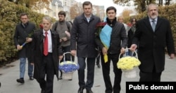 "Cesür, alçaq boylu insan, boysunmadı ve halqımıznıñ çizgilerini taşıy – bizni yeñmek mümkün degil", – dep ayta Ahtem Mustafa Cemilev aqqında. 2017 senesi o, onıñ aqqında film çıqarmağa istey, dep aytqan edi. Mayısnıñ 3-nde Cemilevniñ Qırımğa kirişi yasaqlandı