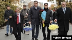 Кырымтатар вәкиллеге Ахметхан Солтан һәйкәленә чәчәкләр сала