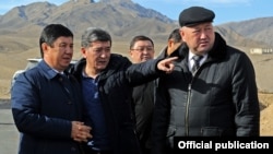 Мурдагы премьер-министр Темир Сариев жана транспорт министри Аргынбек Малабаев. (архив, 2016-жыл)