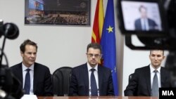 Министерот за финансии Зоран Ставрески, шефот на мисијата на ММФ Вес Мекгру и гувернерот на Народна банка Димитар Богов.