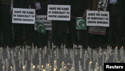 Студенттер Жогорку Соттун премьер-министр Ража Первез Ашрафты камакка алуу жөнүндөгү буйругуна каршы шам жагып, нааразылык билдиришүүдө. Лахор. 16-январь