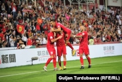 Футболисты сборной Кыргызстана после забитого мяча.