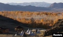 Алтын-Булак (Алдын-Булак) этностук эс алуу жайында. 07.10.2015.