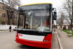 По тролейбусу двічі вдарили камінням