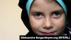 Mumine, Ruslan ve Meryem Zeytullayevlerniñ ortancı qızı