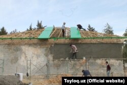 Во время хашара дома малоимущих жителей бесплатно покрывают шифером.