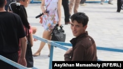 Жумабек Мырзатаев, один из подсудимых " по делу о событиях на станции Шетпе", к которому была применена амнистия. Актау, 11 мая 2012 года.