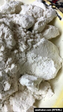 Aşgabadyň döwlet dükanlarynda ýokary hilli diýlip satylýan un, awgust, 2019