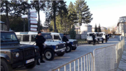 Policijska vozila između okupljenih na božićnom skupu SPC i CPC