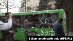 Задержанные разбивают стекла автобуса