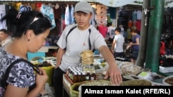 Ош базарындагы дары чөп сатуучу.