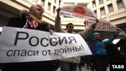 Проросійські активісти біля будівлі кримського парламенту в лютому 2014 року