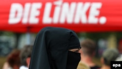 Мусульманка в никабе на предвыборном митинге партии левого толка в Шверине