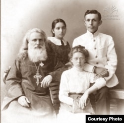 ამბროსი ხელაია ოჯახთან ერთად.