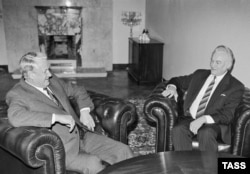 Голова Верховної Ради Естонської республіки Арнольд Рюйтель (праворуч) та президент РРФСР Борис Єльцин під час зустрічі у Кремлі. Москва, 1 листопада 1991 року