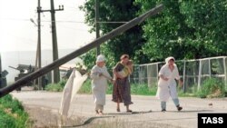 Буденновск гIалин дарбанан цIийнера арабовлийтина закъалтхой. Величикн Сергейн а, Малышев Сергейн а чурт. 1995 шо, мангал-беттан 16-гIа
