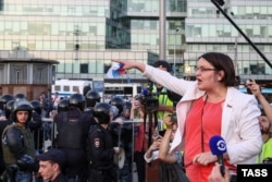 იულია გალიამინა - ფილოლოგიურ მეცნიერებათა კანდიდატი, მოსკოვის სახელმწიფო უნივერსიტეტის ლექტორი მიტინგწე. 2019 წ. მოსკოვი