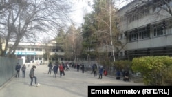 Во дворе школы №28