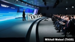 Rusiya prezidenti Vladimir Putin "Valday" Beynəlxalq Diskussiya Klubunun plenar iclasında 