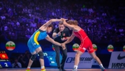 Айсулуу Тыныбекова Күрөш боюнча дүйнө чемпионатынын алтын байге үчүн таймашында болгариялык Тайбе Мустафа Юсеин менен беттешип жаткан учуру. Нур-Султан шаары. 19-сентябрь, 2019-жыл.