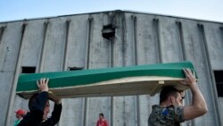 Sud je donio odluku da je Holandija odgovorna za samo jednu grupu ljudi koji su popisani na spisak od strane Holanđana u toku pada Srebrenice u zgradi bivše fabrike akumulatora (Fotografija: Dženaza žrtvama genocida prolazi ispred bivše fabrike akumulatora, juli 2018.