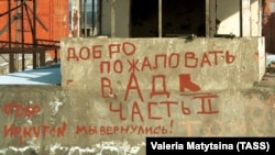 Соьлжа-ГIалин Старопромыслан кIоштахь оьрсийн эскархоша дитина йоза. 1999 шеран дечкен беттан 25-гIа. Сурт: Матыцин Валерий