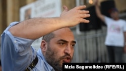 მიშა მშვილდაძე 4000 ლარით დააჯარიმეს შალვა პაპუაშვილის შესახებ თებერვალში გამოქვეყნებული ფეისბუკ-პოსტის გამო.