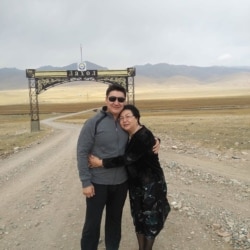 Максат Султакеев апасы менен.