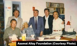 Азамат Алтай жана бир катар кыргыз акын-жазуучулары Түгөлбай Сыдыкбековдун үйүндө. Бишкек. 1995-жылдын августу.