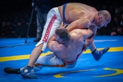 Тажикстандык балбан махмад Миров чейрек финалдык беттеш учурунда.