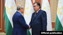 Тажик президенти Эмомали Рахмон менен Өзбекстандын тышкы иштер министри Абдулазиз Камилов.