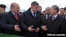 Президент Кыргызстана Алмазбек Атамбаев (справа) с президентом российской компании "РусГидро" (в центре) на церемонии закладки капсулы на месте будущей ГЭС на реке Нарын. Фото пресс-службы президента Кыргызстана. 27 октября 2012 года.