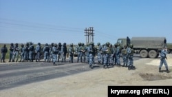 Rusiye OMONı qırımtatarlarnı Ermeni Bazalda qarşılay, 2014 senesi mayısnıñ 3-ü