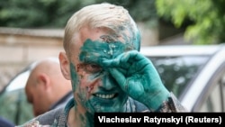 O fotografie de arhivă îl arată pe activistul anticorupție Vitali Șabunin după ce a fost stropit cu o substanță antiseptică în 2018.