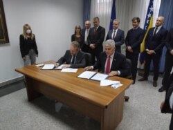 Potpisivanju sporazuma prisustvovali su i visoki predstavnik u BiH Valentin Inzko, američki ambasador Eric Nelson, britanski ambasador u BiH Matthew Field i šef Delegacije EU u BiH Johann Sattler