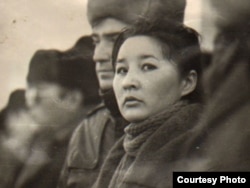 1986 жылғы желтоқсанда Алматыдағы алаңда болған шеруде тұрған адамдар