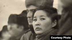 Молодая участница демонстрации студентов на площади в Алматы в декабре 1986 года