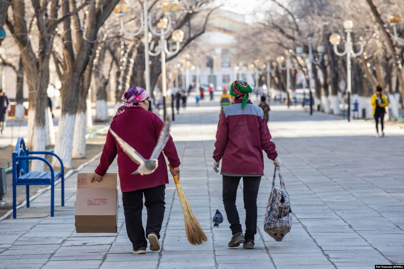 Уборщицы на улицах Байконура, 15 марта 2019 года.