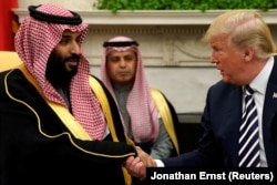 2018, Biroul Oval de la Casa Albă, întâlnire între președintele american Donald Trump și prințul moștenitor bin Salman.