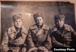 Василий Мадрыкин (первый справа) с друзьями на фронте. Фото сделано в 1947 году.