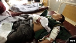 Пакистандагы теракттан жарадар болгон бала. 16-декабрь.