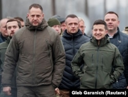 Вскоре после выборов, но ещё до большой войны, 20 ноября 2019 года. Владимир Зеленский и Андрей Ермак посещают Станицу Луганскую в Луганской области. Ермак тогда ещё был просто помощником и советником президента. Офис Зеленского он возглавит через четыре месяца.