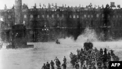 1917-жылдын 7-ноябрында Александр Керенский башында турган Убактылуу өкмөттү кулатып, Кышкы сарайды басып алуу учуру. Режиссер Сергей Эйзенштейндин 1927-жылы тартулган "Октябрь" фильминен бир көрүнүш.