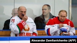 Președinții Alexandr Lukașenko (stânga) și Vladimir Putin la un meci de hockey din apropierea stațiunii Soci de la Marea Neagră în timpul vizitei făcute de Lukașenko în Rusia în februarie 2020. Belarus este singura țară din Europa care mai aplică pedeapsa cu moartea.